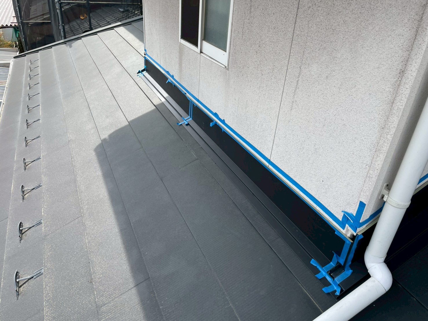 雨押え板金設置後のシーリング処理